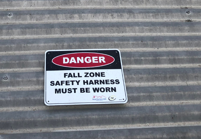 Safety sign fall zone