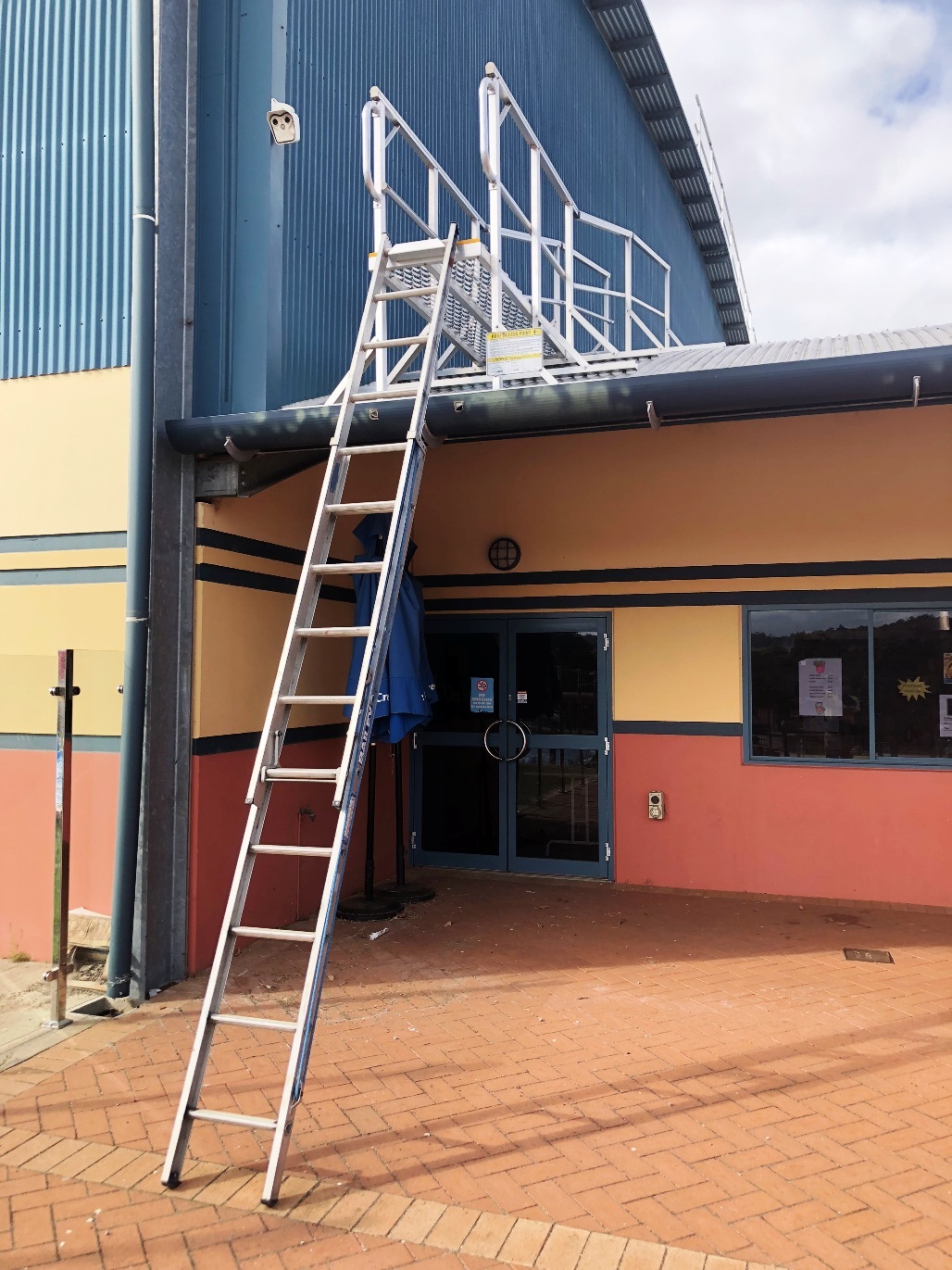 Ladder dock on curved roof